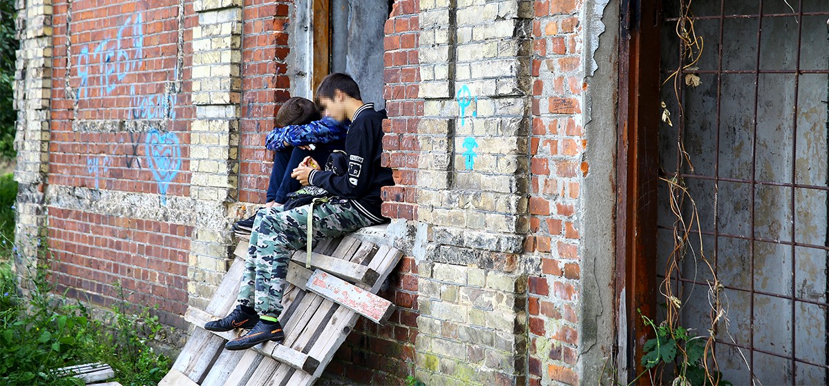 Русские трахаются на улице в каком-то заброшенном здании