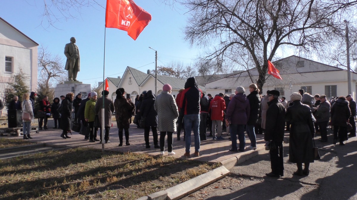 Жители невинномысска. Митинг Невинномысск. КПРФ Невинномысск. Сухая буйвола Ставропольский край. Митинг в Невинномысске из за завода.