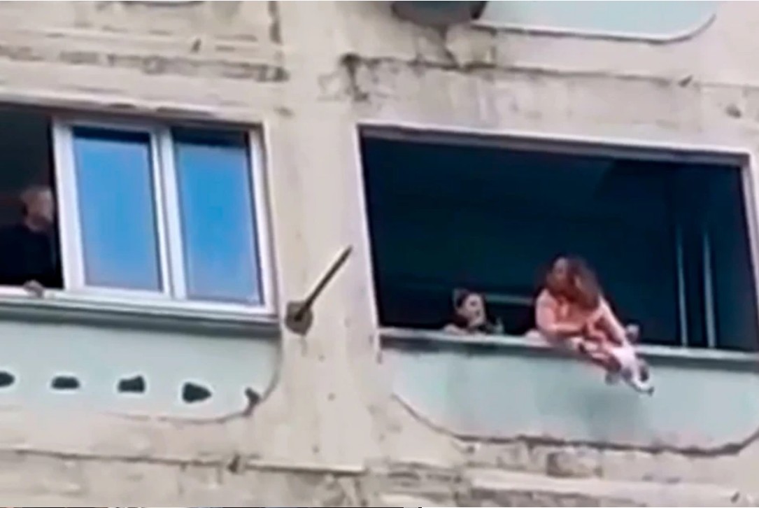 Кидали с балкона. Ребенок на балконе. Девушка выкидывает ребенка на балкон. Младенца выбросили из окна.